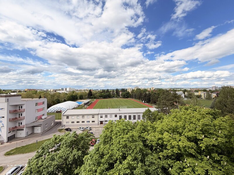 Hledáte světlý byt s krásným výhledem, balkonem a možností úpravy dispozice podle vlastních představ