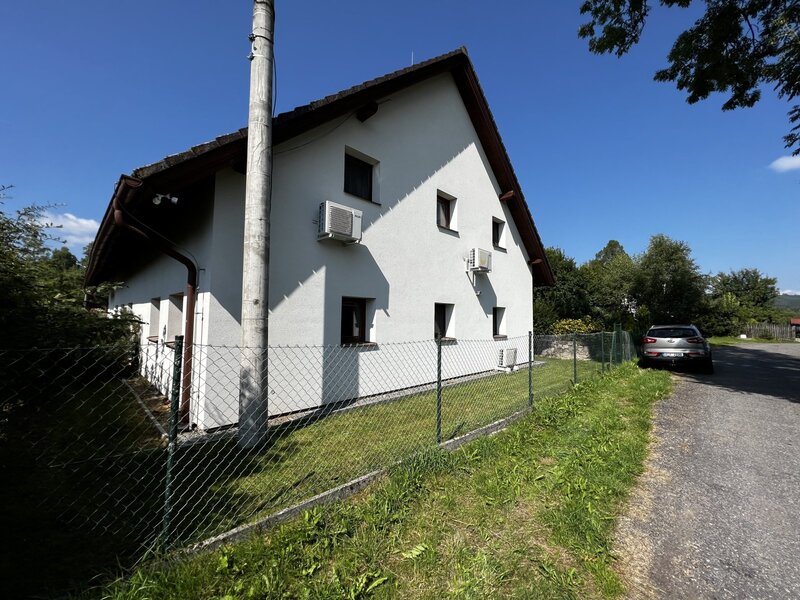 Investiční příležitost! Dům se 6 apartmány u Lipna.