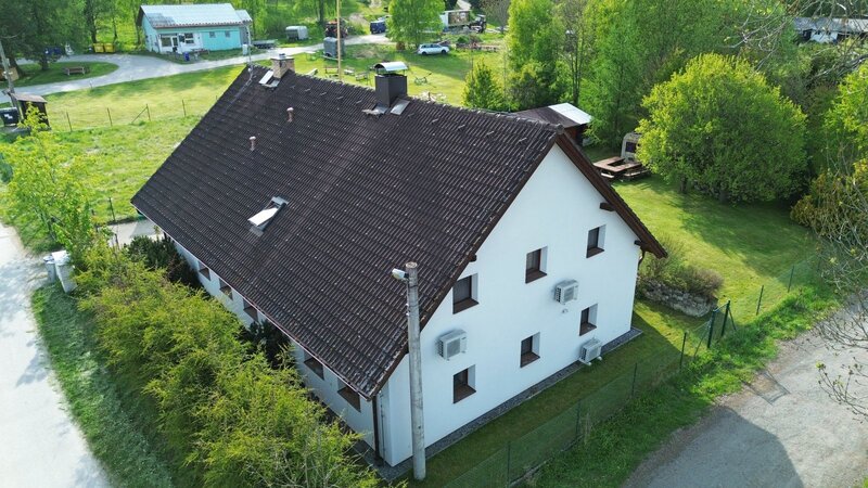 Investiční příležitost! Dům se 6 apartmány u Lipna.