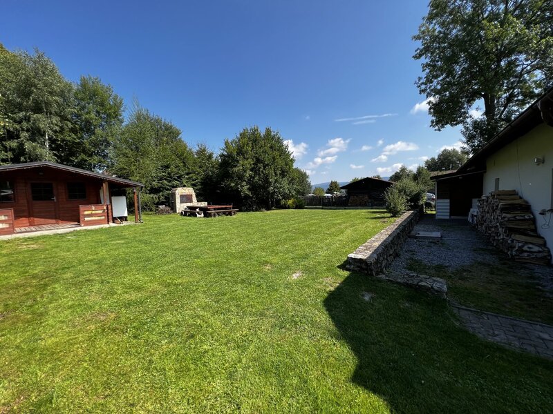 Investiční příležitost! Dům se 6 apartmány u Lipna.