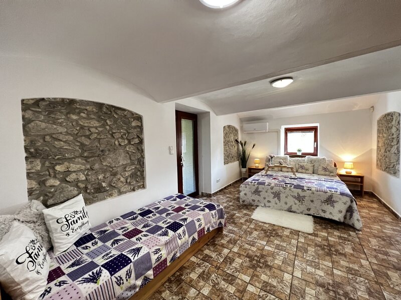 Investiční příležitost! Dům se 6 apartmány u Lipna.