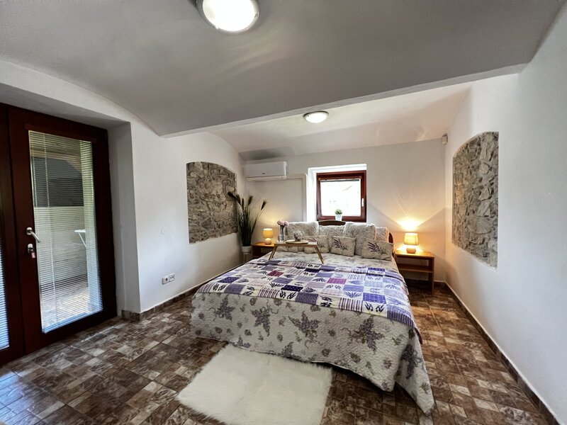 Investiční příležitost! Dům se 6 apartmány u Lipna.