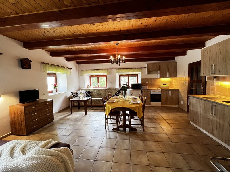 Investiční příležitost! Dům se 6 apartmány u Lipna.