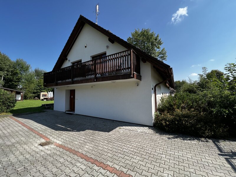 Investiční příležitost! Dům se 6 apartmány u Lipna.