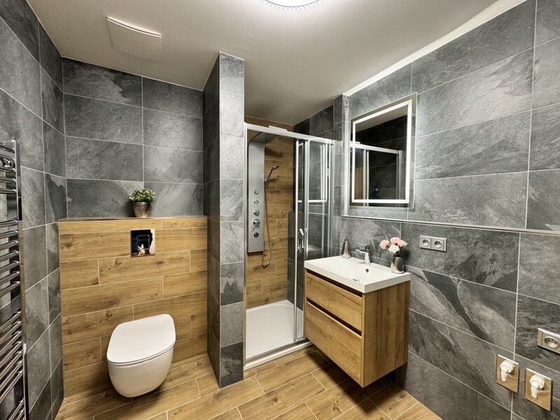 BYT 2+KK SE ZAHRADOU, TERASOU A PARKOVACÍM STÁNÍM – WILLOW RESORT, ČESKÉ VRBNÉ