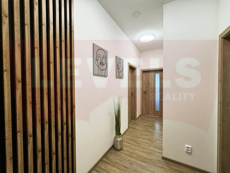 BYT 2+KK SE ZAHRADOU, TERASOU A PARKOVACÍM STÁNÍM – WILLOW RESORT, ČESKÉ VRBNÉ