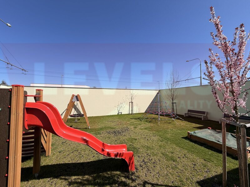 BYT 2+KK SE ZAHRADOU, TERASOU A PARKOVACÍM STÁNÍM – WILLOW RESORT, ČESKÉ VRBNÉ