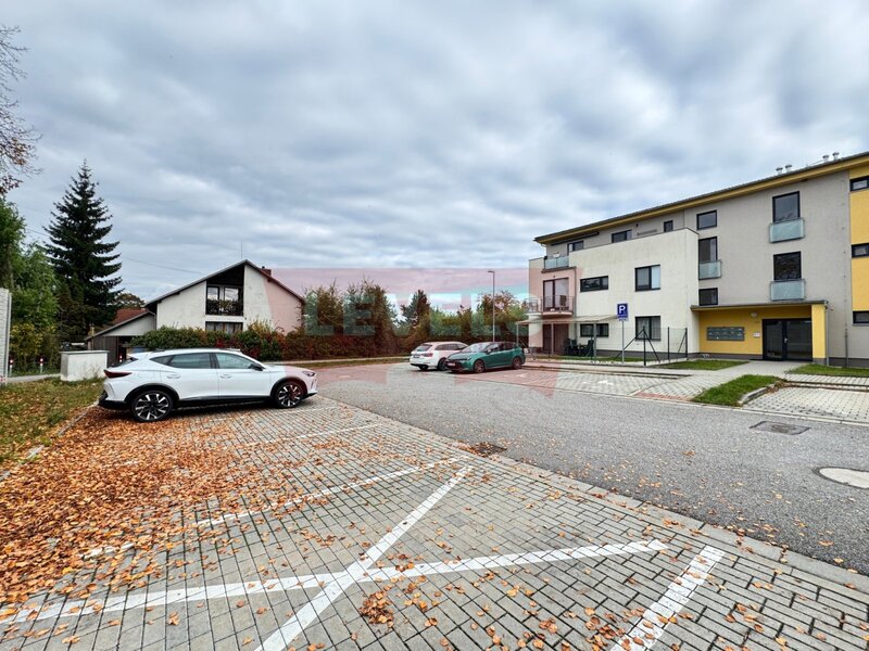 Parkovací stání na prodej – Včelná, ulice Pod Tratí