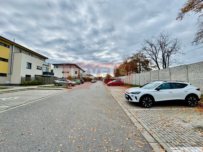 Parkovací stání na prodej – Včelná, ulice Pod Tratí