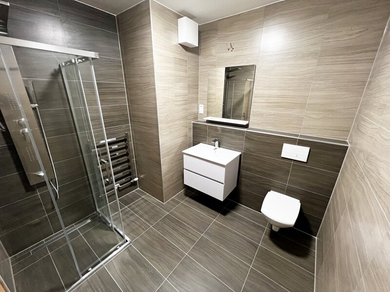 Jedinečná nabídka bytu 2+kk s velkým balkonem, vlastní garážové stání a sklep, České Budějovice