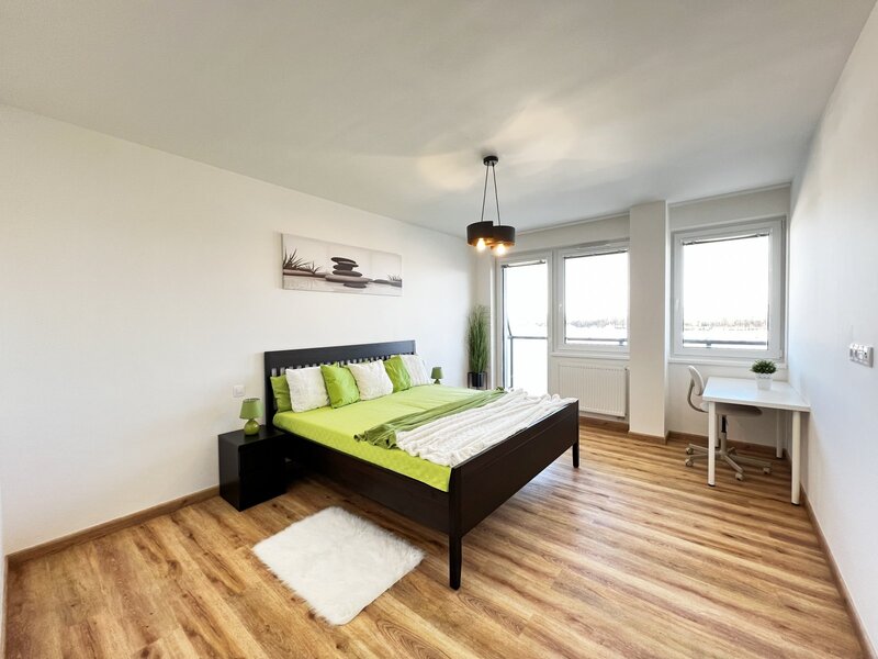 Jedinečná nabídka bytu 2+kk s velkým balkonem, vlastní garážové stání a sklep, České Budějovice