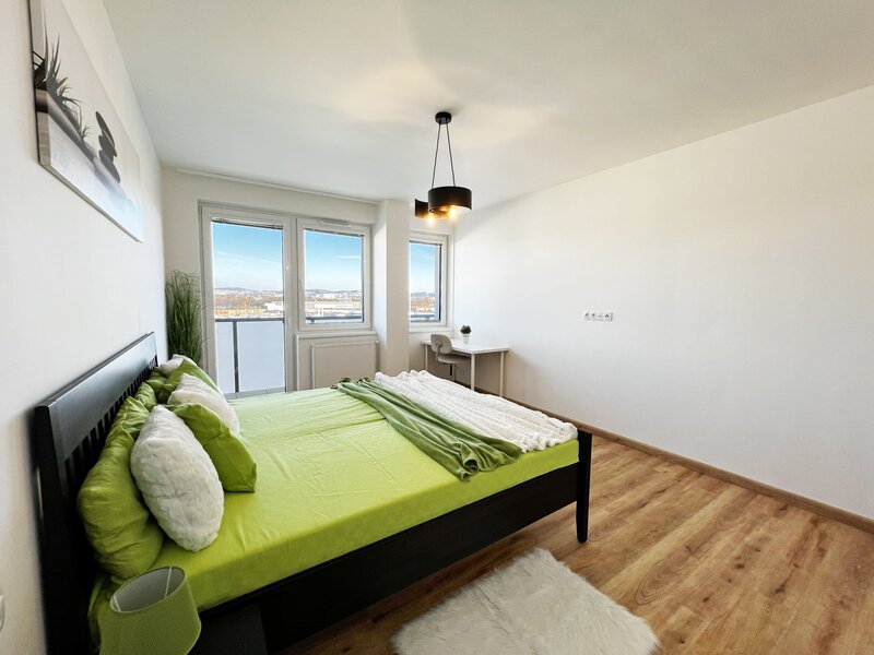 Jedinečná nabídka bytu 2+kk s velkým balkonem, vlastní garážové stání a sklep, České Budějovice