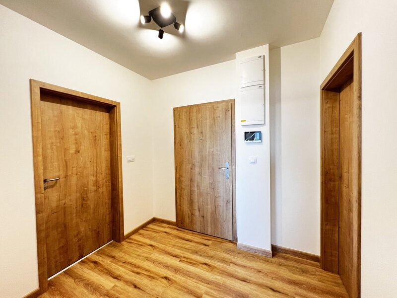 Jedinečná nabídka bytu 2+kk s velkým balkonem, vlastní garážové stání a sklep, České Budějovice