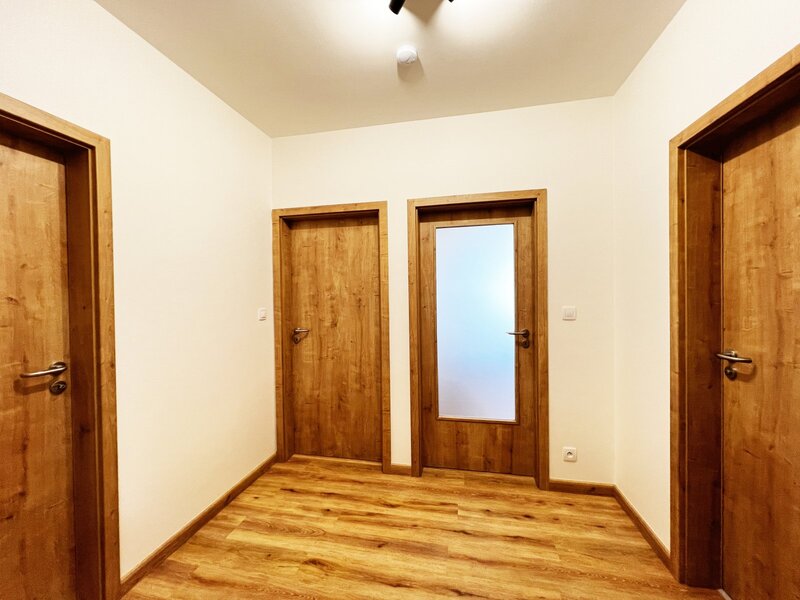 Jedinečná nabídka bytu 2+kk s velkým balkonem, vlastní garážové stání a sklep, České Budějovice