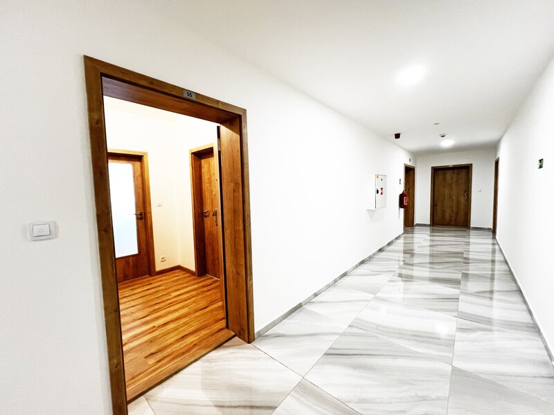 Jedinečná nabídka bytu 2+kk s velkým balkonem, vlastní garážové stání a sklep, České Budějovice