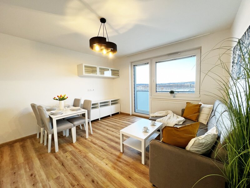 Jedinečná nabídka bytu 2+kk s velkým balkonem, vlastní garážové stání a sklep, České Budějovice