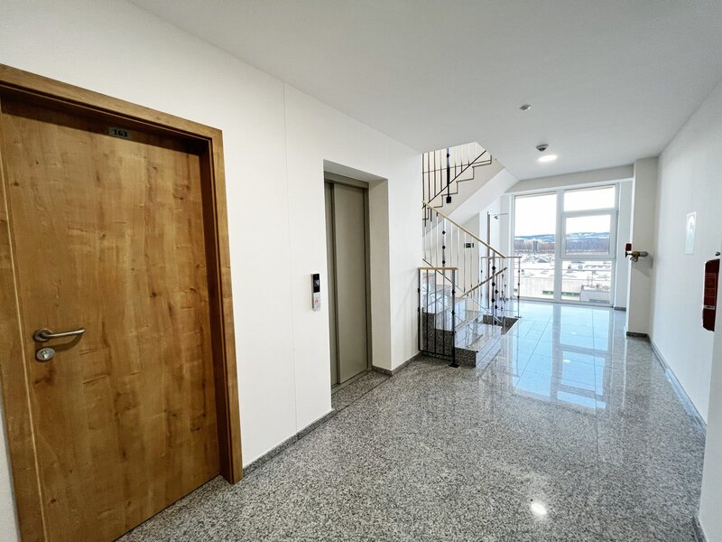 Jedinečná nabídka bytu 2+kk s velkým balkonem, vlastní garážové stání a sklep, České Budějovice